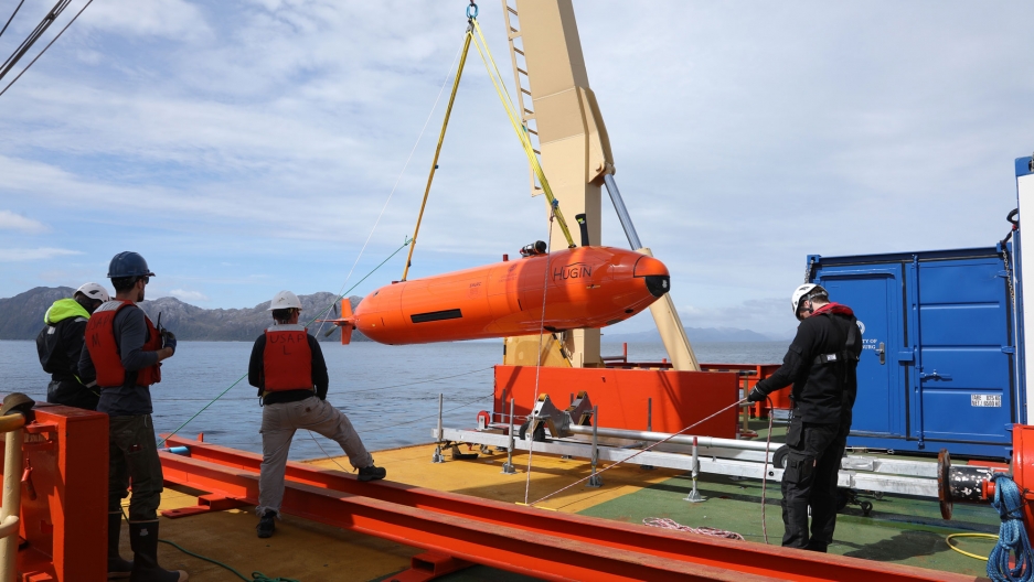 Crew raise the HUGIN autonomous underwater vehicle onto the desk of the N. B. Palmer after a successful deployment. Photo credit: Linda Welzenbach 