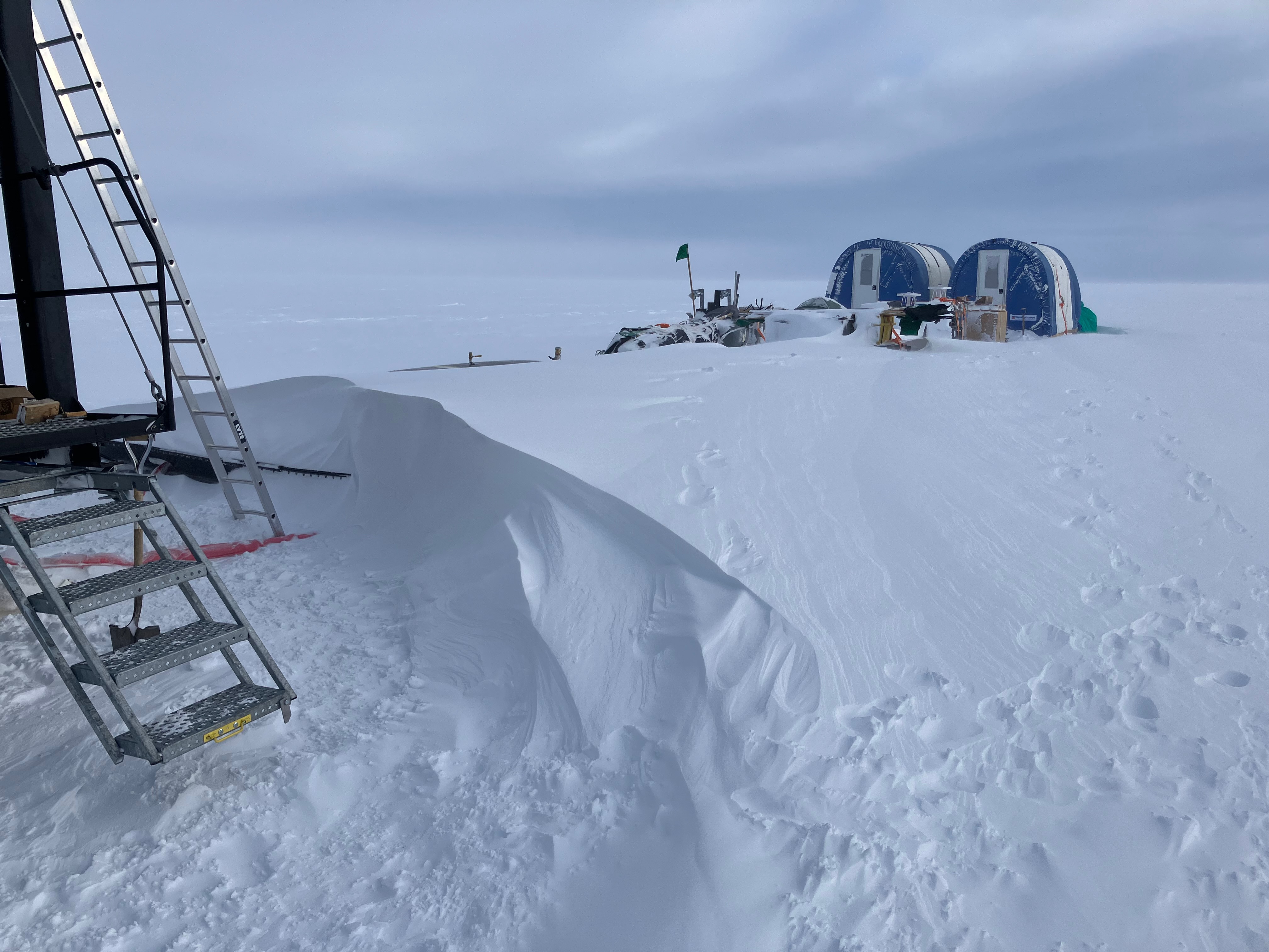 Camping beside the vibroseis traverse equipment on Thwaites Glacier. Photo credit Ole Zeising