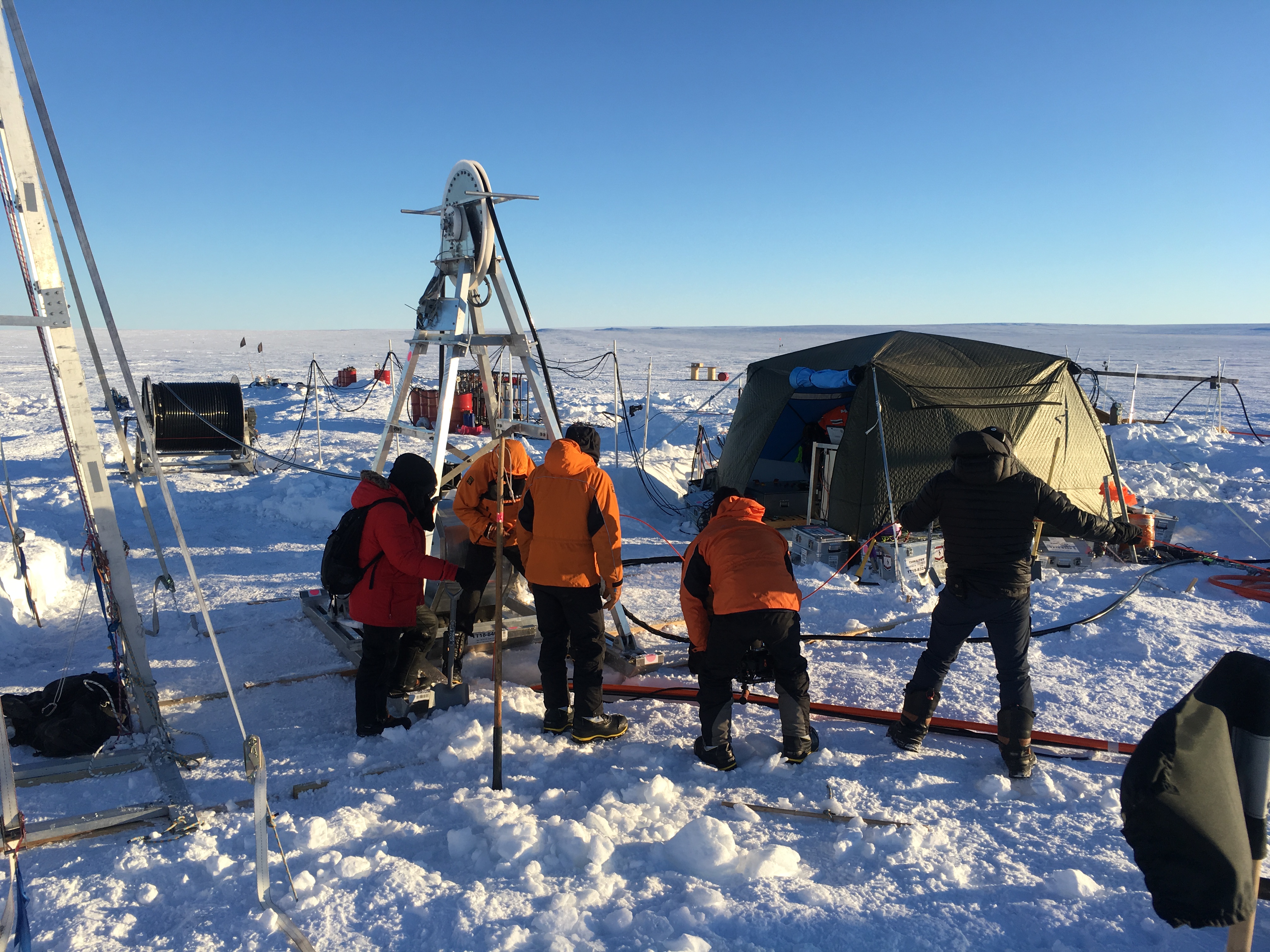 Team deploying the hot water drill at Thwaites Glacier