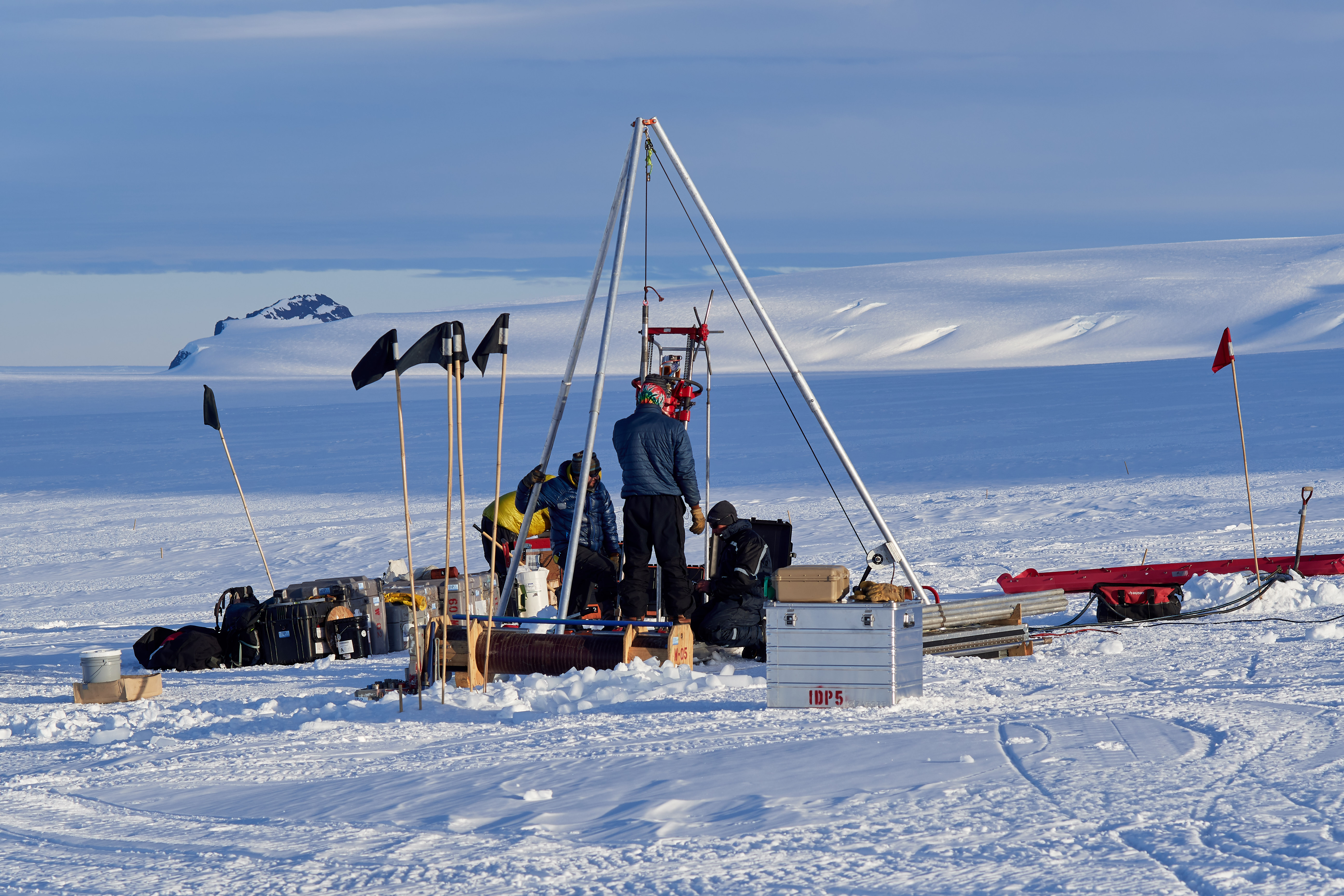 Rock drilling operations at Mt. Murphy by researchers Grant Boeckmann, Seth Campbell, Eliot Moravec, and Brent Goehring. Credit: Greg Balco.