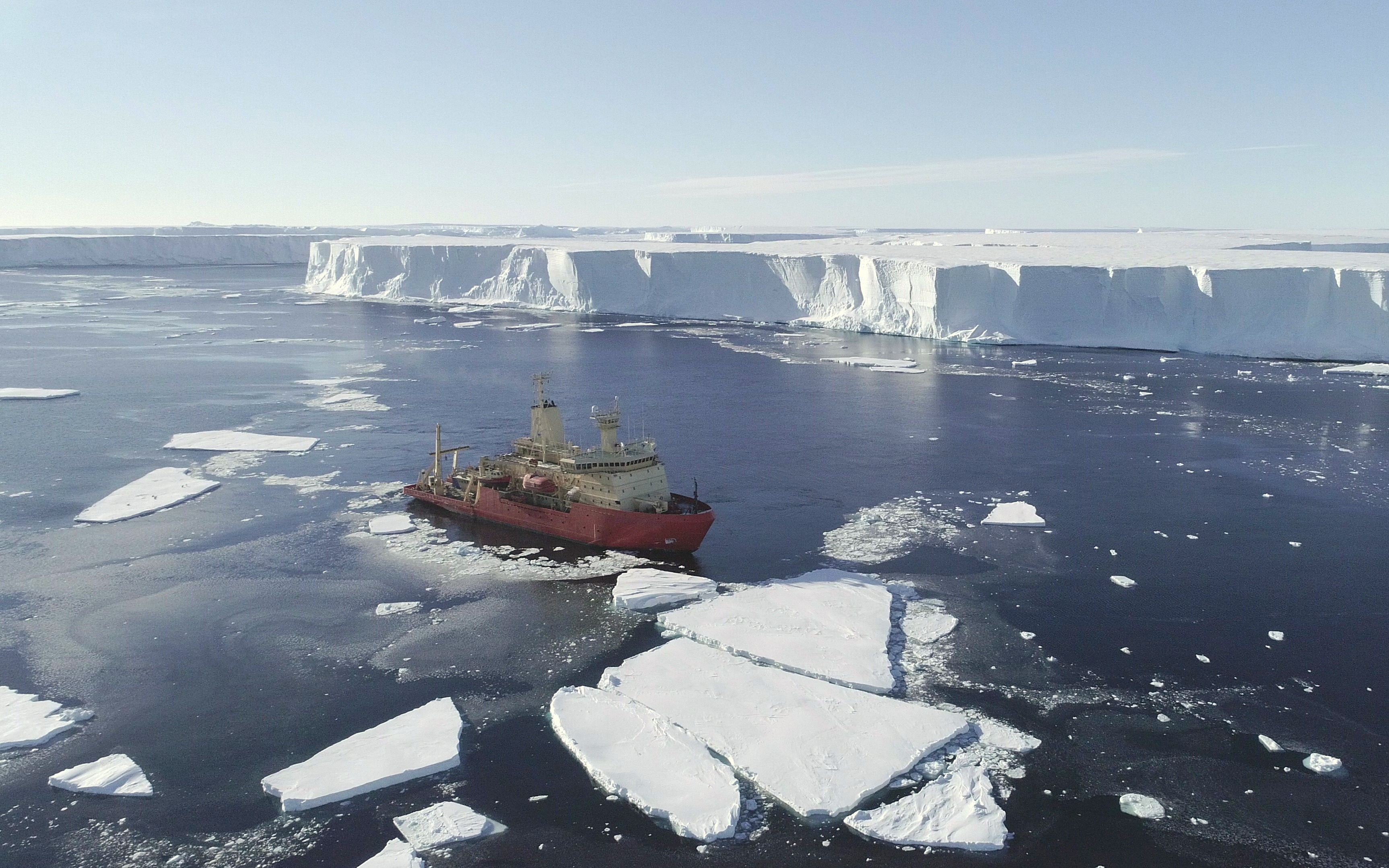 Nathaniel B. Palmer and Thwaites Glacier, credit Alex Mazur