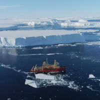 Nathaniel B Palmer research ship sits in front of Thwaites Glacier in 2020