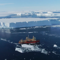 Nathaniel B Palmer research ship sits in front of Thwaites Glacier in 2020